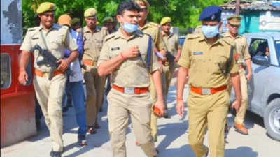 Uttar Pradesh: Gangsters Act accused escapes from police custody in Agra