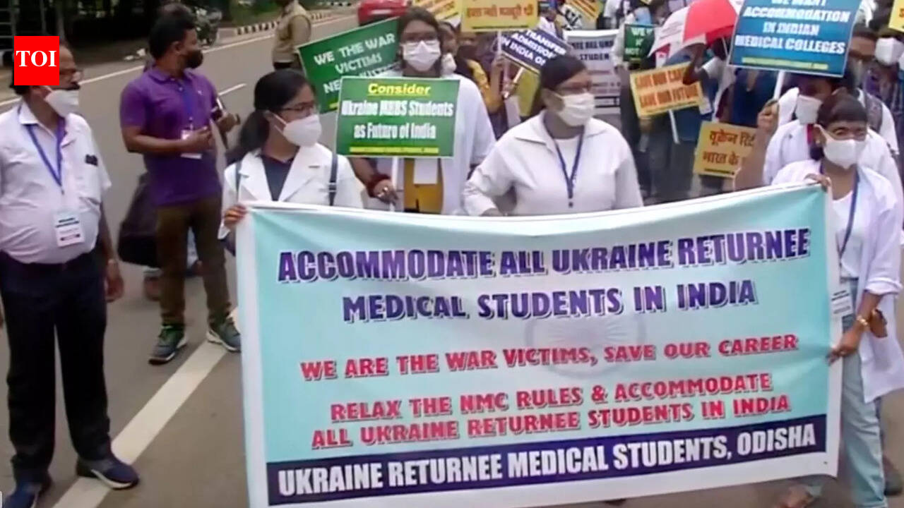 Ukraine-returned medical students protest to seek admissions in Indian ...