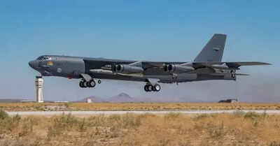 Bir B-52H Stratofortress, bir AGM-183A Havadan Fırlatmalı Hızlı Müdahale Silahı veya ARRW taşıyan Edwards hava kuvvetleri üssü, California'dan havalanıyor. afiş resmi