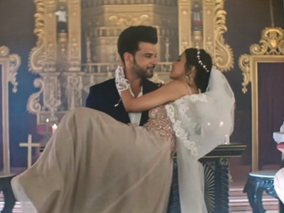 Tejasswi Prakash and Karan Kundrra’s song 'Baarish Aayi Hai' releases; fans trend #TeamShaadi as wedding scenes from the music video go viral