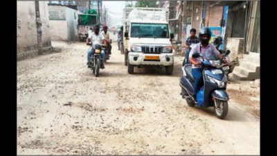 Ludhiana: Irked at municipal corporation inaction, bizmen get road repaired by themselves