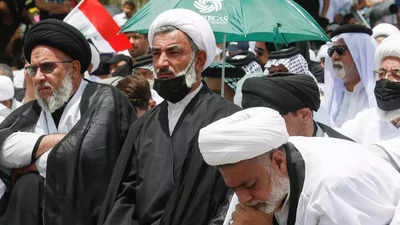 Iraqis arrive to mass prayer in cleric's show of power