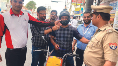 Lucknow: E-rickshaws get radium stickers to avert accidents