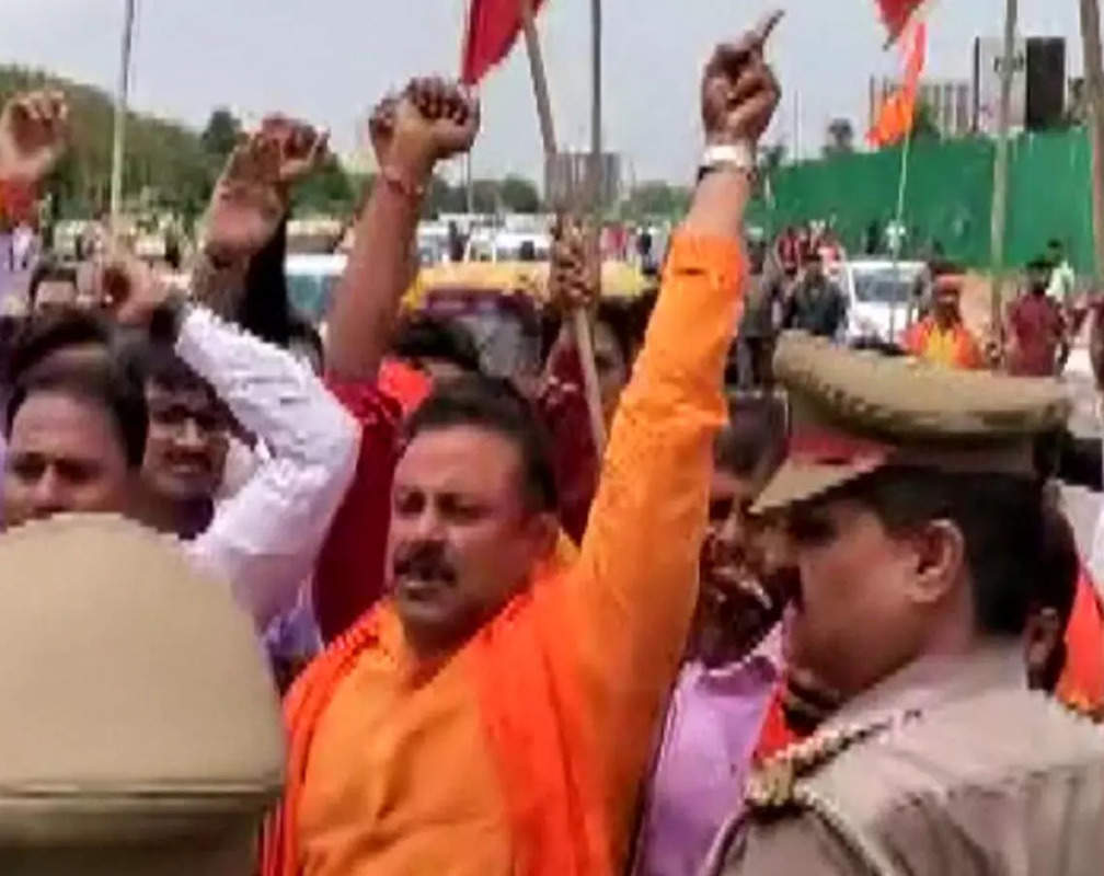 
Lucknow Hindu Yuva Manch workers attempt to recite Hanuman Chalisa in Lulu mall

