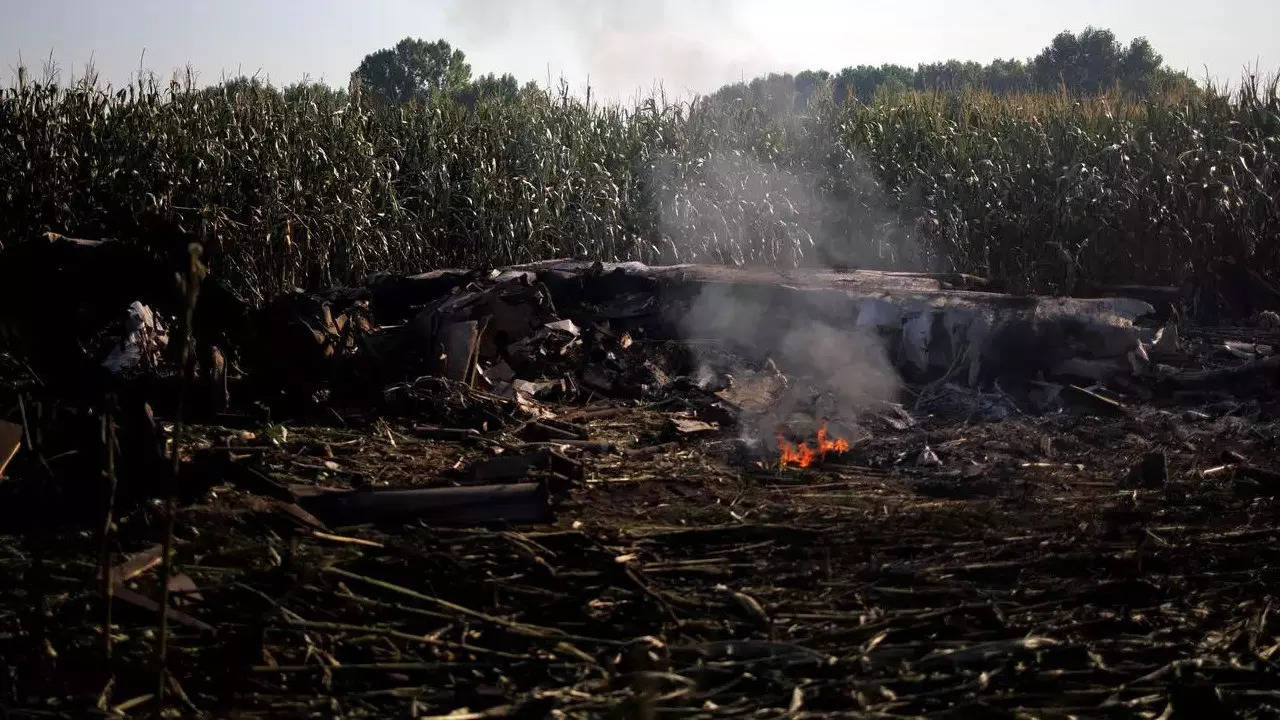 Crew members killed in Ukraine cargo plane crash in northern