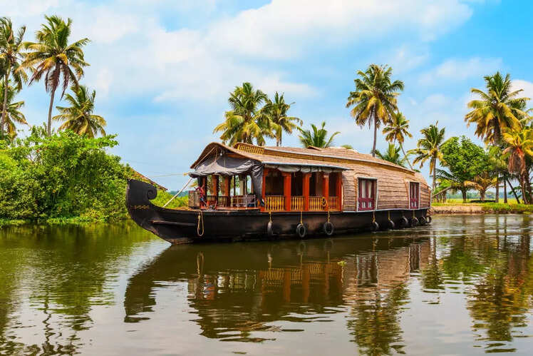 Stay in a houseboat