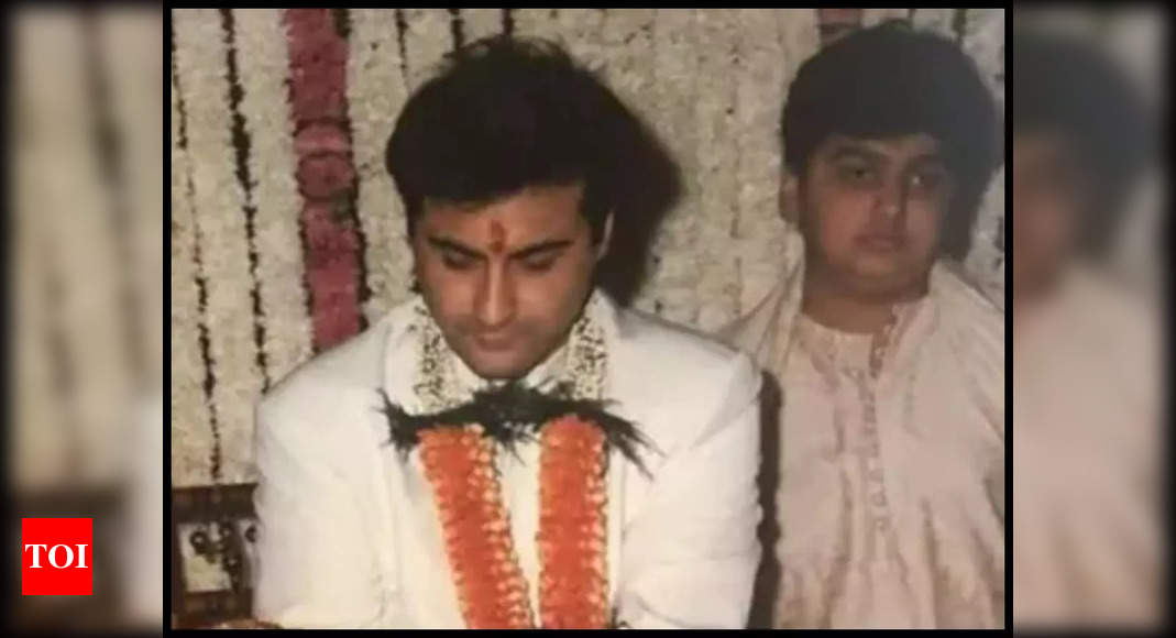 Sanjay Kapoor drops a throwback pic from his wedding with Maheep Kapoor but it’s Arjun Kapoor’s expression that has our attention – Times of India