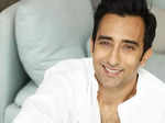 This picture of Rahul Khanna takes the internet by storm