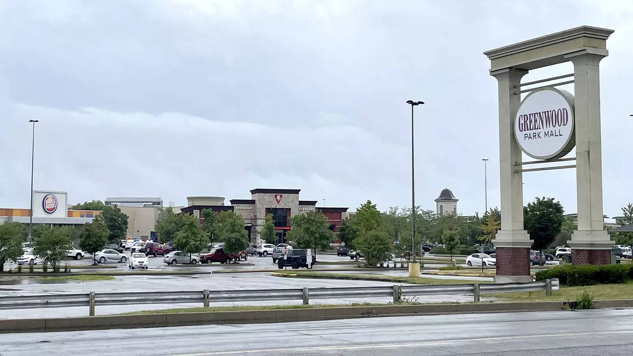 US mall shooter hid assault rifle in sweatshirt