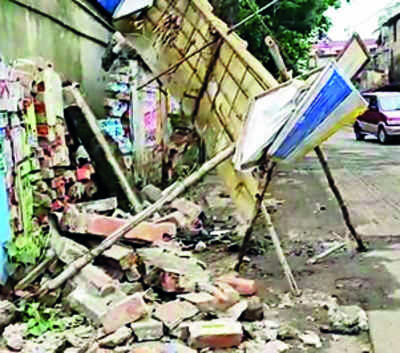 Techie killed as car crashes into wall