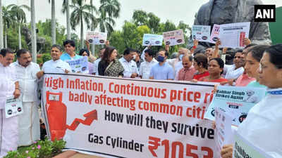 Congress leaders protest against rising prices of commodities, LPG price hike