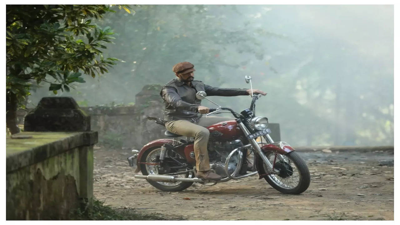 Man rides mini pink Bullet on Delhi street, viral video shows people's  reaction