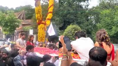 'Liger' trailer launch in Hyderabad: Vijay Devrakonda and Ananya Panday get showered with rose petals, fans cheered