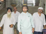 Sonu Nigam, Madhur Bhandarkar, Poonam Dhillon & others attend Bhupinder Singh’s prayer meet