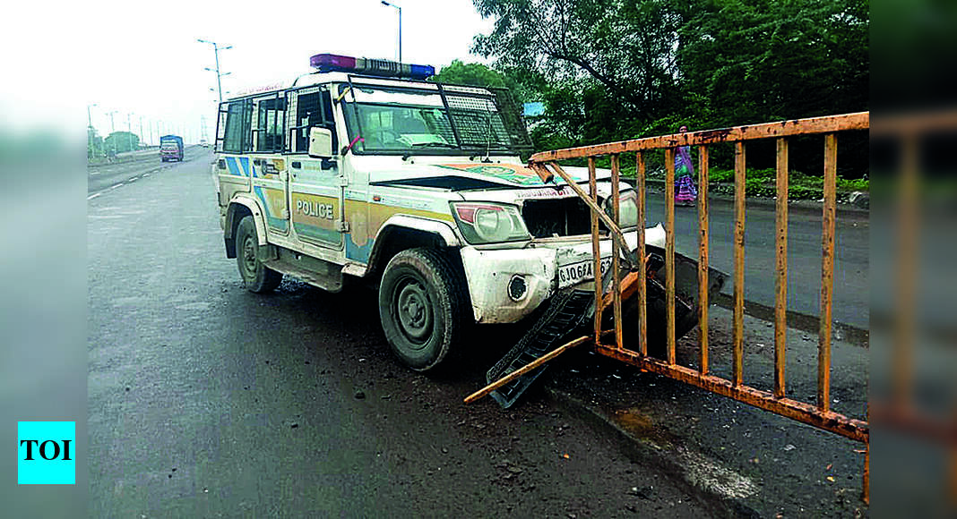 Pcr: Trucker Tries To Crush Police Van | Vadodara News - Times of India