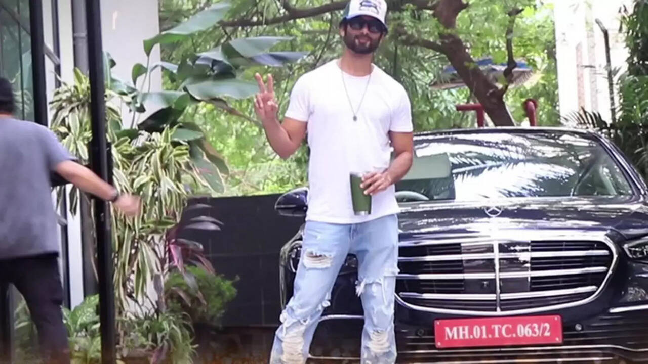 Shahid Kapoor In Signature Jeans #rangooning | Dapper Mens Fashion,