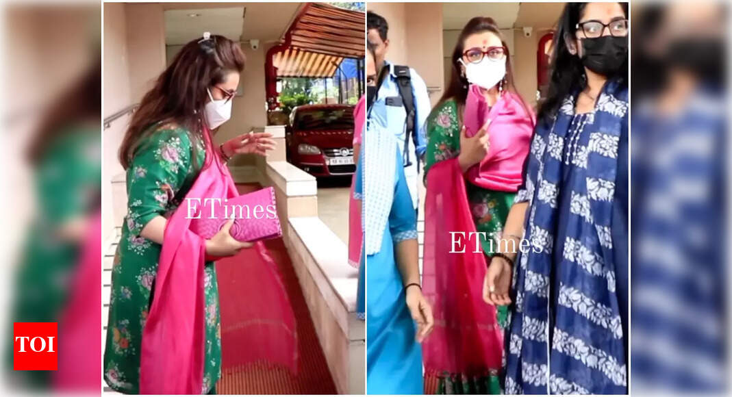Rani Mukerji and brother Raja visit Siddhivinayak temple on Shamshera ...