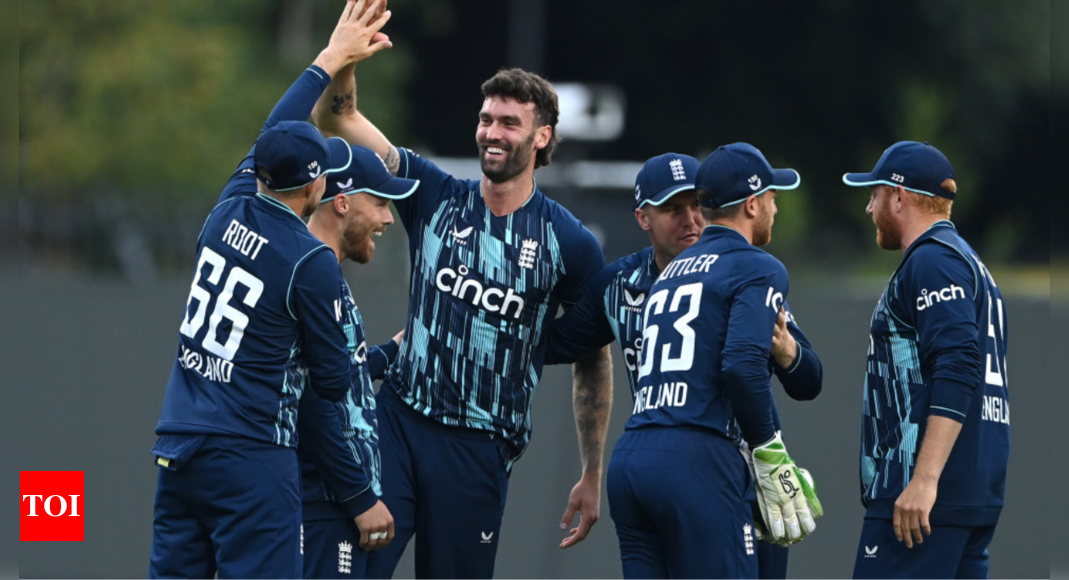 Reece Topley strikes as England thrash South Africa in 2nd ODI | Cricket News – Times of India
