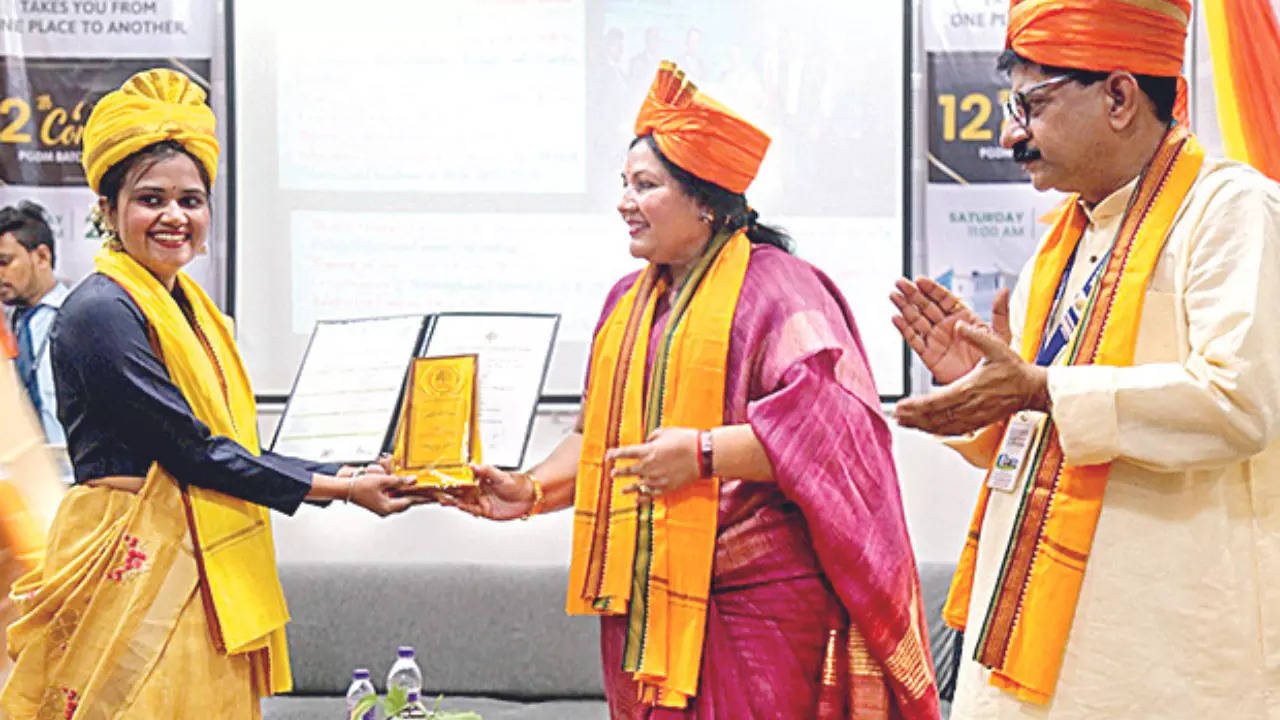 File:The Prime Minister, Shri Narendra Modi felicitating the awardees at  the Centenary Year Convocation of the Banaras Hindu University (BHU), in  Varanasi on February 22, 2016 (1).jpg - Wikimedia Commons