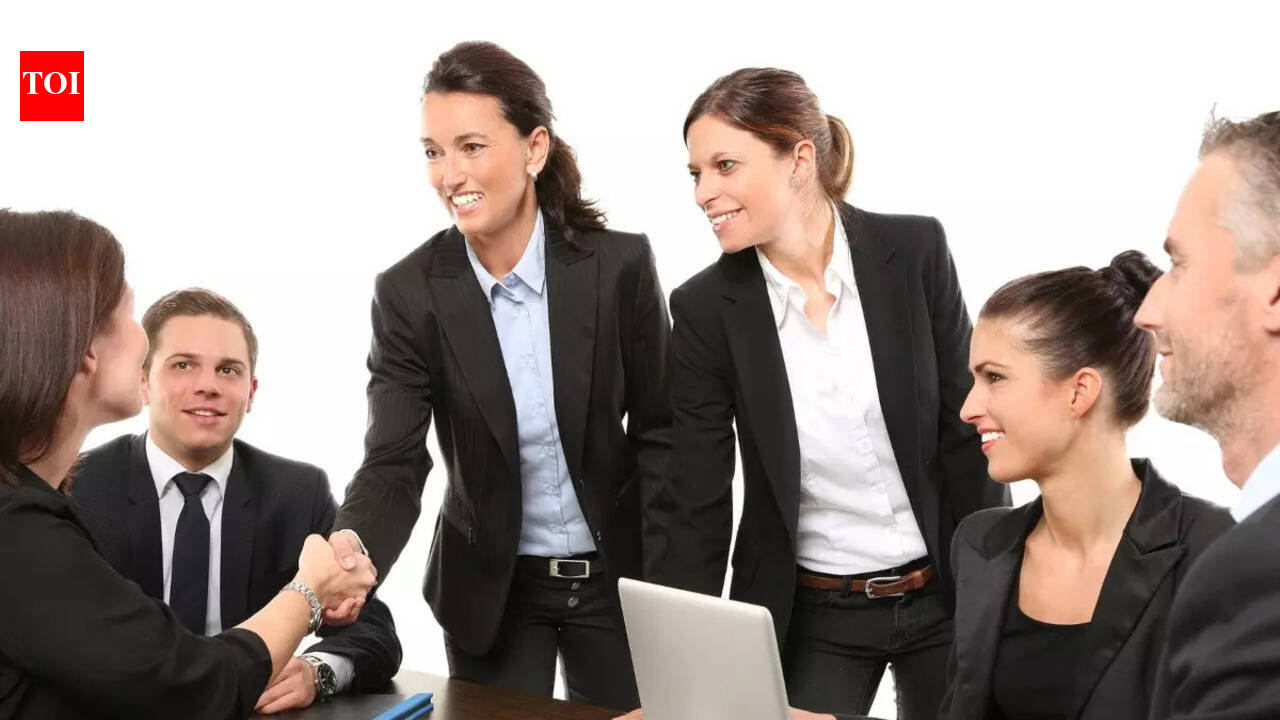 4 things you should know before befriending your boss