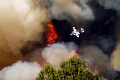 Thousands evacuated as California wildfire grows