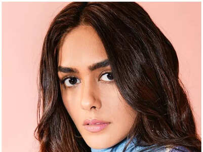 Ten pretty pictures of Mrunal Thakur