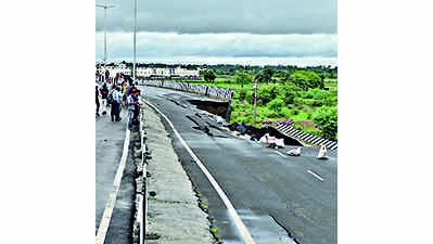 Bridge collapse: Cong alleges graft, minister orders probe