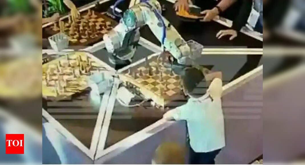 Chess-playing robot breaks child’s finger at Moscow event Chess-playing robot breaks child’s finger at Moscow event