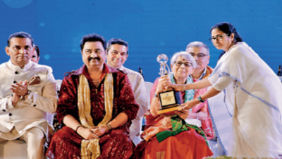 West Bengal honour for galaxy of luminaries at star-studded Nazrul Mancha function
