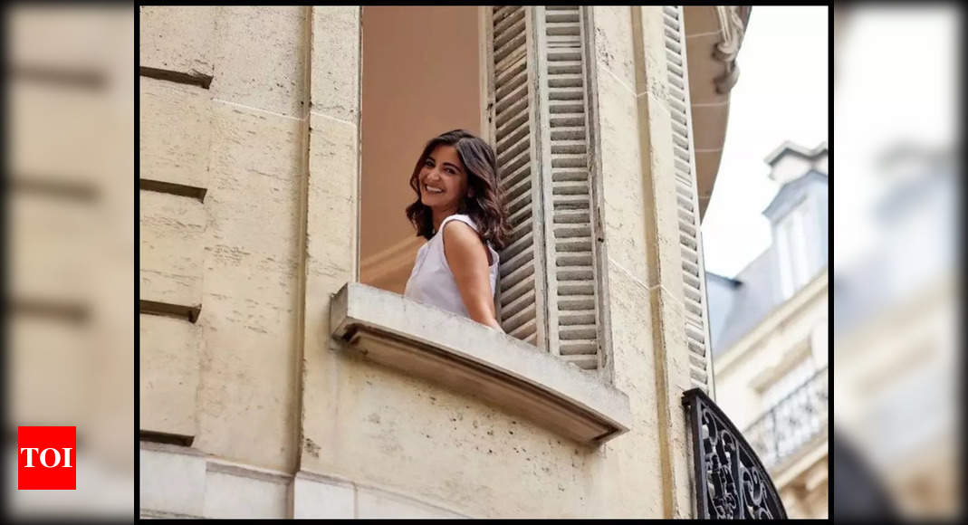 Anushka Sharma flashes her million-dollar smile in new picture from Paris; Fans call her ‘beautiful’ – Times of India