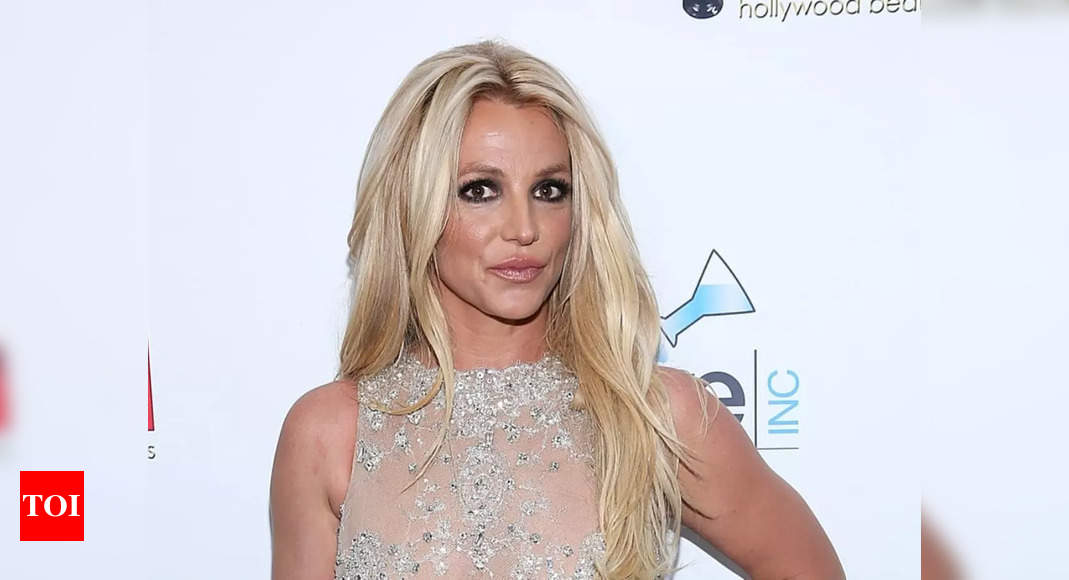 Britney Spears struck a hot pose in vintage nude picture English Movie News