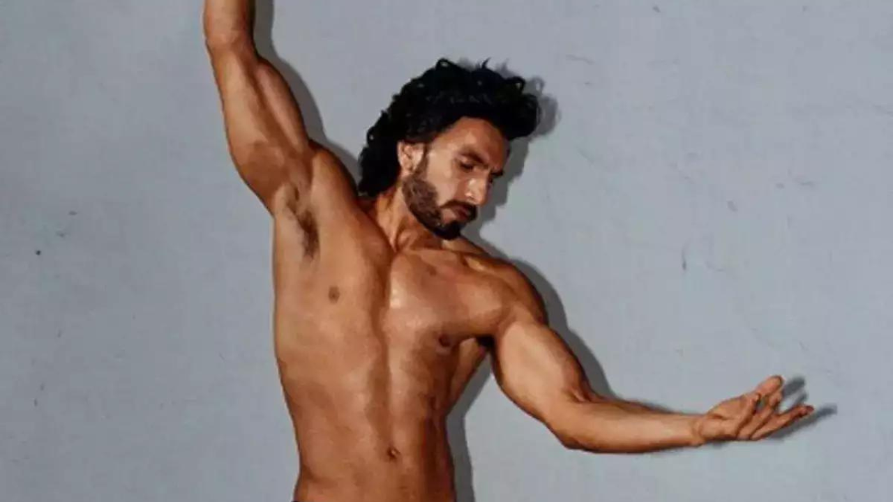 Cops book Ranveer for nude photo, experts question move | Hindi Movie News  - Times of India