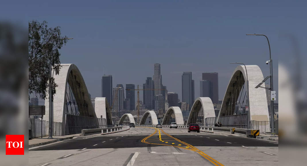 New Los Angeles bridge opens, then quickly closes amid chaos – Times of India