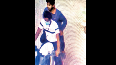 2 snatchers held for stabbing cop came on bike from Bengaluru