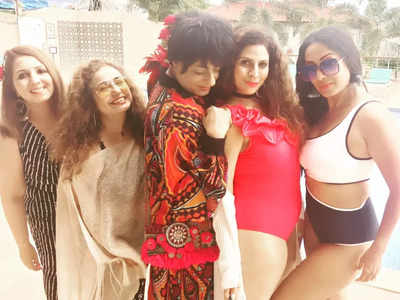 Tannaz Irani, Kashmera Shah, Vandana Sajnani flaunt their bikini looks as they chill by the pool