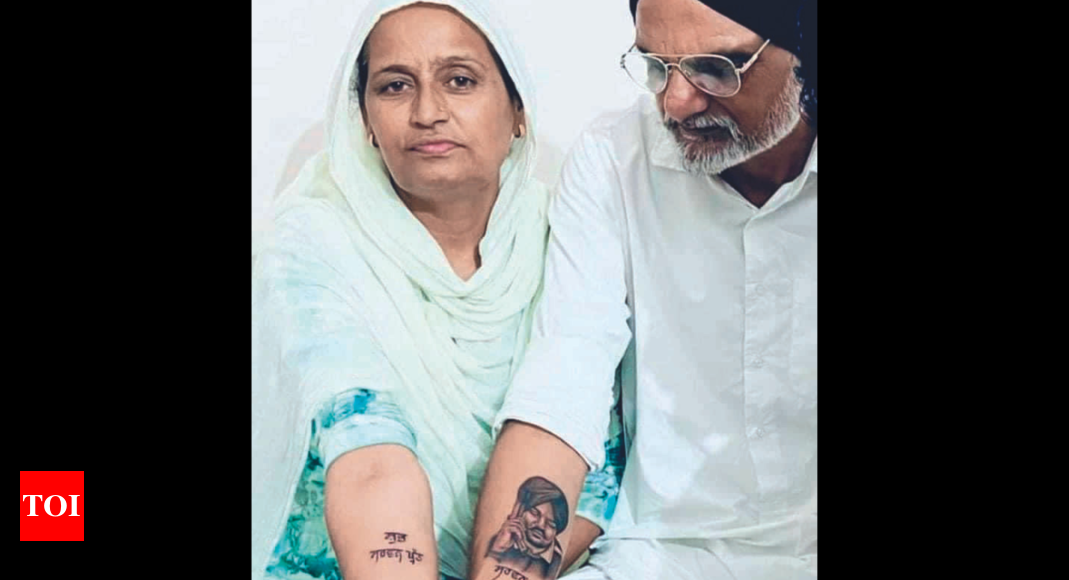 Sidhu Moose Wala's father inks son's portrait on arm | Video - India Today