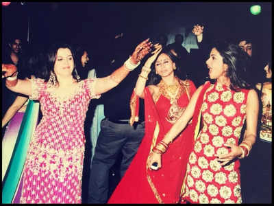 Priyanka Chopra and Rani Mukerji dance their hearts out with 'drunk dulhan' Farah Khan in THIS precious throwback pic; Fan asks, 'Where is SRK?'