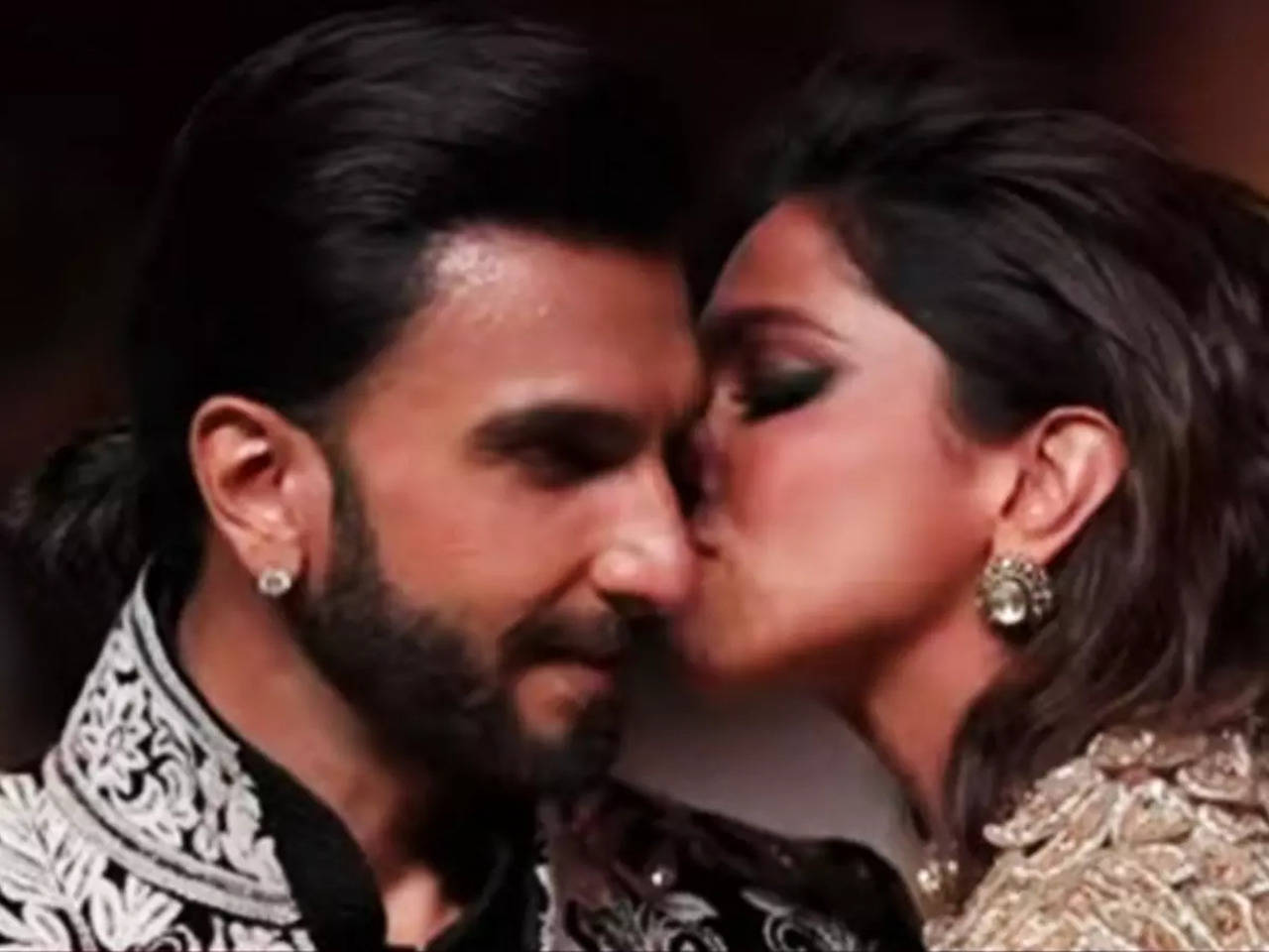Mijwan 2022: Ranveer Singh Kisses Deepika Padukone, Exchanges Intense Looks  as They Make Couple Debut on Runway - News18