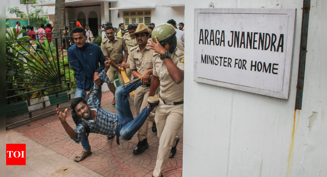 40 ABVP activists storm Karnataka minister's home, demand ban on PFI thumbnail