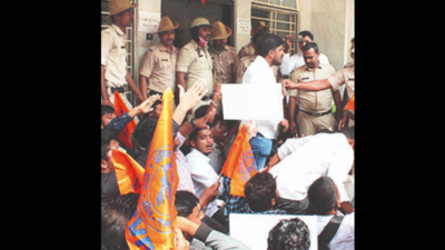 ABVP activists enter Karnataka HM Araga Jnanendra’s home; demand ban on PFI