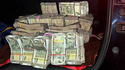Howrah: 'Huge' cash haul from car carrying 3 Jharkhand Congress MLAs |  Kolkata News - Times of India