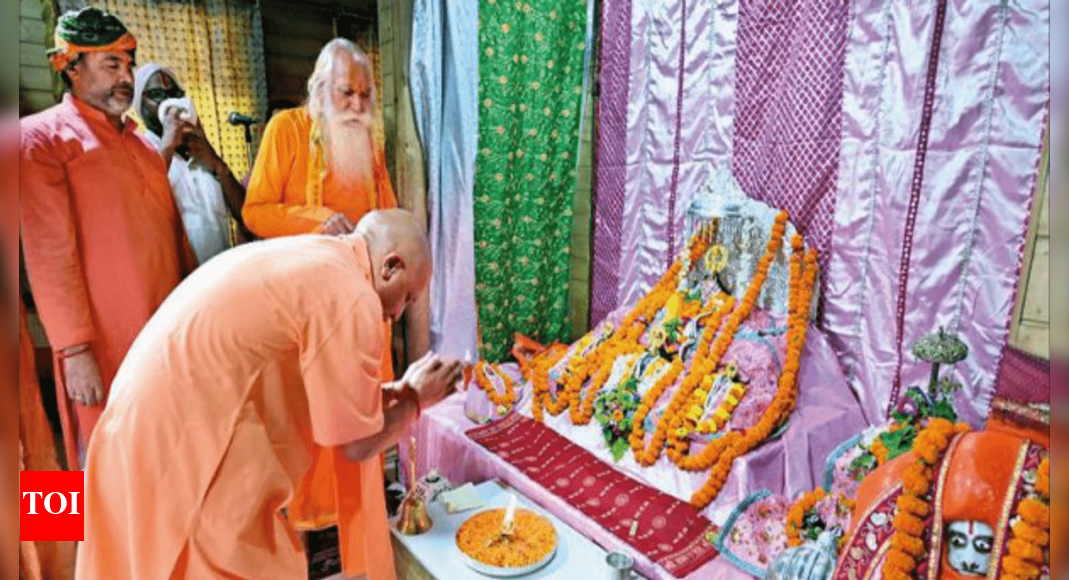 Yogi Adityanath: Uttar Pradesh CM Yogi Adityanath visits Ayodhya ...