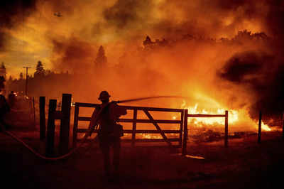 Western flames spread, California sees its largest 2022 fire