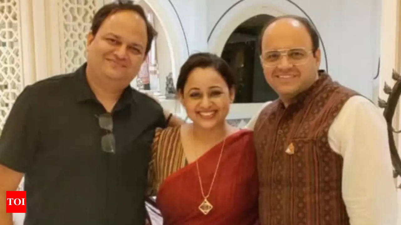 Taarak Mehtas Madhavi bhabhi aka Sonalika Joshi shares rare pic with real  and reel husband - Times of India