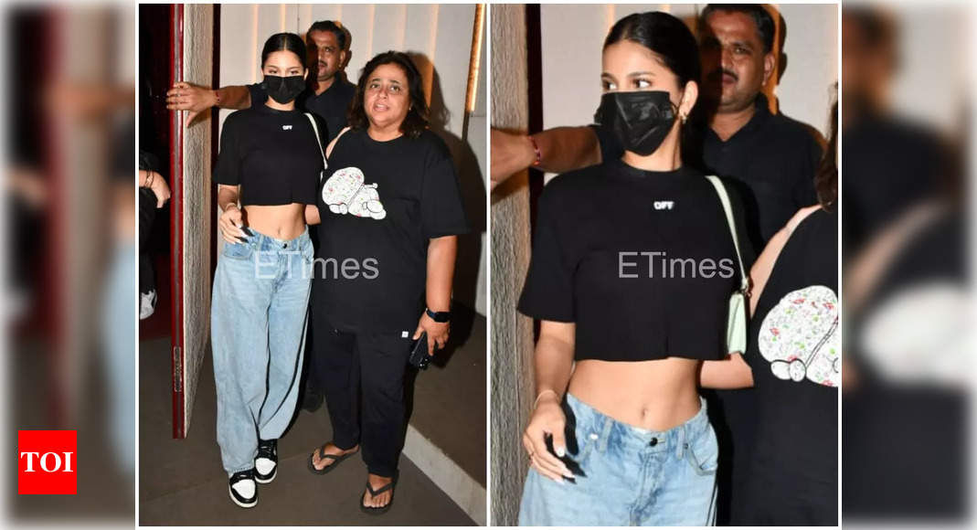 Photos: Suhana Khan flaunts her midriff as she gets snapped post dinner with Shweta Bachchan and Agastya Nanda – Times of India