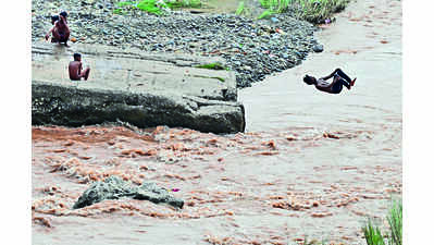 Despite Sec 144, Pkl children diving into swollen Ghaggar