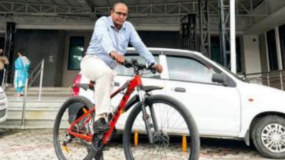 Dehradun: IAS officer cycles 8km to office, says can't forget pollution in Delhi