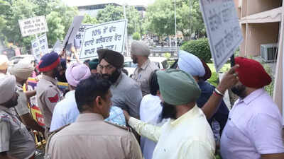 ਕਾਰੋਬਾਰੀਆਂ ਨੇ ਬੈਨਰਾਂ ਅਤੇ ਕਾਲੇ ਝੰਡਿਆਂ ਨਾਲ ਡਿਪਟੀ ਕਮਿਸ਼ਨਰ ਦਫ਼ਤਰ ਅੰਦਰ ਜਾਣ ਦੀ ਕੋਸ਼ਿਸ਼ ਕੀਤੀ ਪਰ ਪੁਲਿਸ ਵੱਲੋਂ ਉਨ੍ਹਾਂ ਨੂੰ ਰੋਕ ਦਿੱਤਾ ਗਿਆ | ਬੈਨਰ img