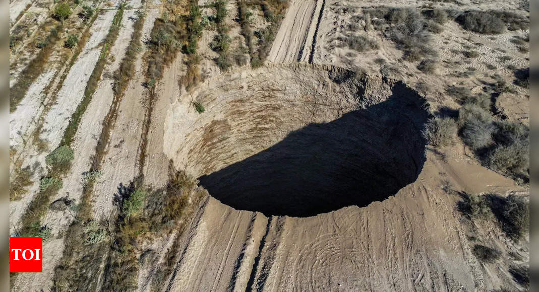 Sinkhole in Chile: Sinkhole larger than tennis court has Chile perplexed | World News – Times of India