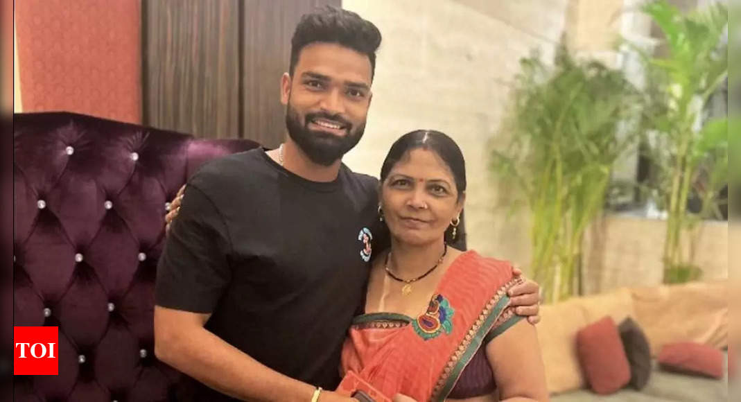 unable-to-express-my-feelings-mumbai-indians-kumar-kartikeya-meets-his-family-after-9-years-or-cricket-news-times-of-india